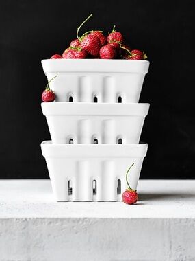 New! 🍓🍓🍓Berry Box Colander in White Stoneware size M, set of 3